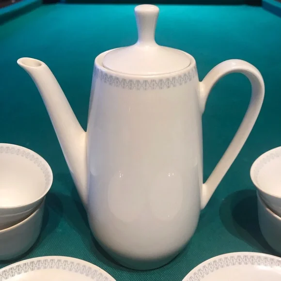 22pc Coffee/Tea Set w/a delicate blue trim design is made in Germany by Colditz - Picture 2 of 11